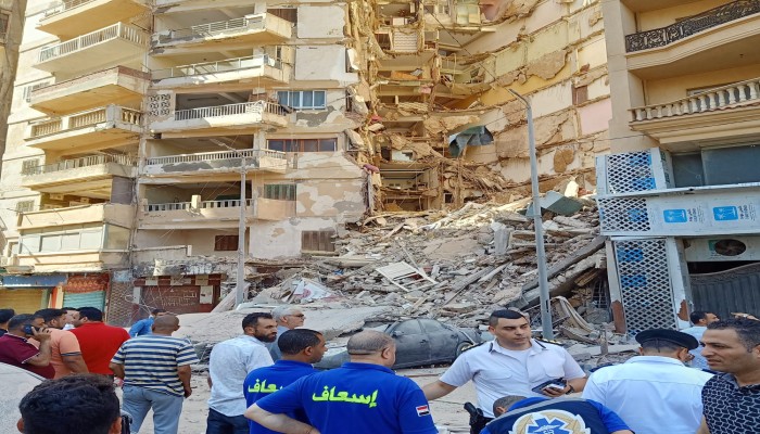 النزيف يتواصل.. مصرع سيدة وإصابة 2 نتيجة انهيار عقار قديم بالإسكندرية