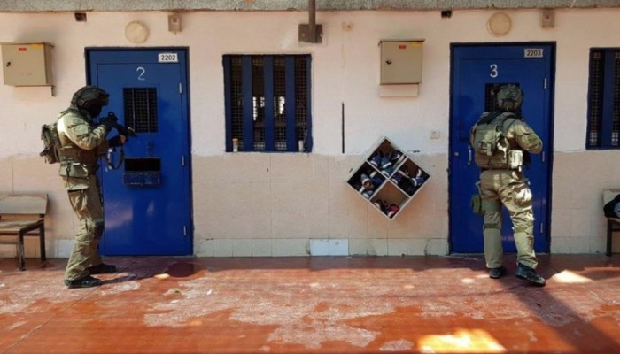 أسرى النقب يعلنون الإضراب المفتوح عن الطعام بعد الاعتداء الوحشي عليهم