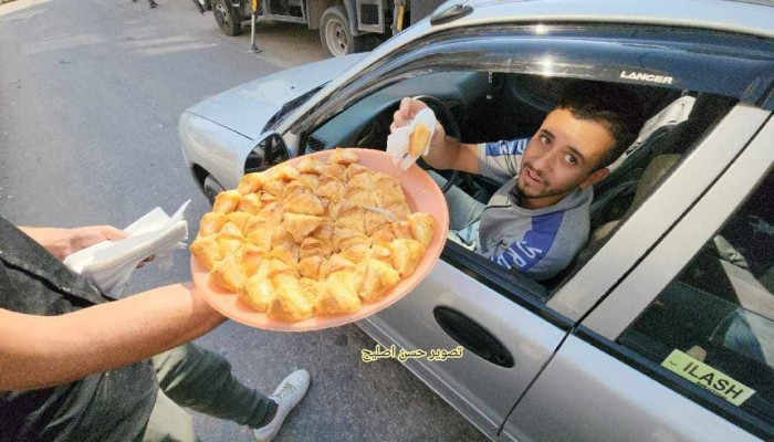 فلسطينيون وزعوا حلوى ابتهاجا بالعملية.. مقتل مستوطنين بعملية إطلاق نار في حوارة