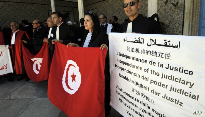 تنديد واسع بقرار التحقيق مع رئيس جمعية القضاة التونسي