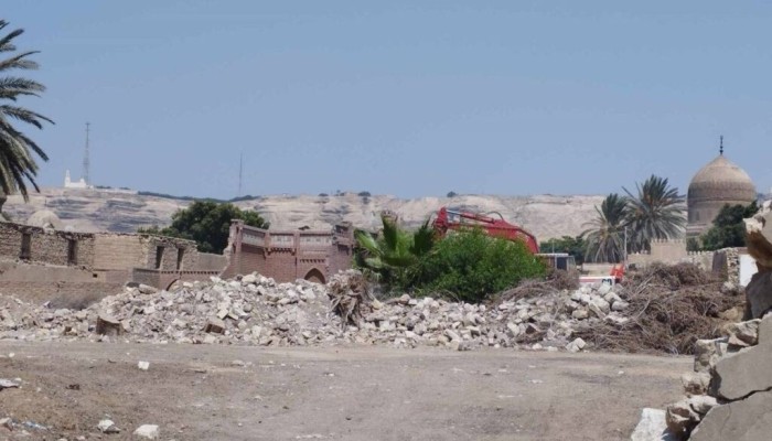 البلدوزرات تواصل هدم مقابر الإمام الشافعي والسيدة نفيسة