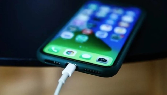 أبل تحذر من النوم بالقرب من هواتفها في أثناء شحنها.. ما السبب؟