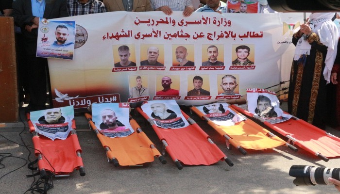 بينهم أطفال ونساء.. الاحتلال يحتجز جثامين 398 شهيدًا