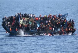 مصرع 4 أشخاص وإنقاذ 18 آخرين جراء غرق قارب يحمل مهاجرين في السواحل اليونانية