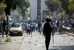 بينهم حالات خطيرة.. إصابة 121 في اشتباكات بين طالبي اللجوء الإرتريين وشرطة الاحتلال