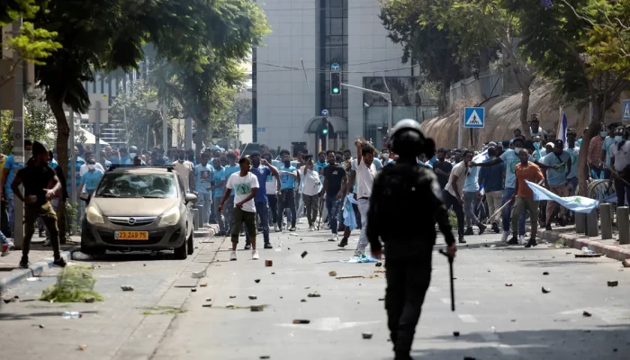 بينهم حالات خطيرة.. إصابة 121 في اشتباكات بين طالبي اللجوء الإرتريين وشرطة الاحتلال