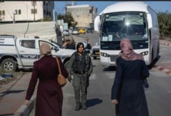 غضب بغزة تنديدا بإجبار مجندات إسرائيليات نساء على التعري داخل منزلهن