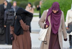 حقوقي: فرنسا تسعى لإخضاع المسلمين عبر حظر الحجاب والعباءة