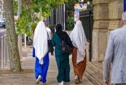 عشرات الطالبات المسلمات يتحدين ماكرون .. أصررن على ارتداء العباءة في مدارسهن
