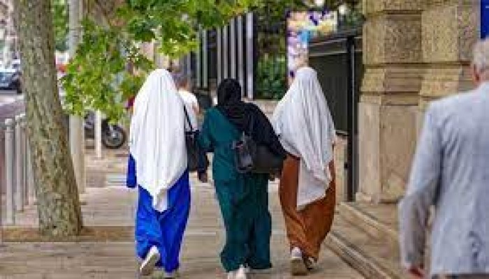 عشرات الطالبات المسلمات يتحدين ماكرون .. أصررن على ارتداء العباءة في مدارسهن