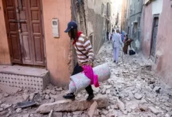 "ترحموا على أولادي".. مغربية تذرف الدموع وهي تبحث عن فلذات كبدها بين ركام الزلزال