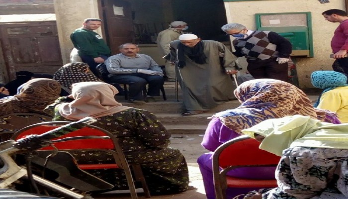 نشطاء: السيسي يجمع بطاقات مستحقي المعاشات تجهيزا لمسرحية الانتخابات