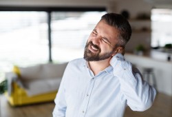 10 حلول لعلاج آلام الكتف والرقبة