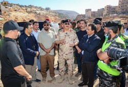 الجارديان: حفتر وأمراء الحرب يستغلون كارثة الفيضانات لبسط نفوذهم