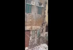 وسط فزع ورعب الجيران.. انهيار عقار بمنطقة الجمرك بالإسكندرية