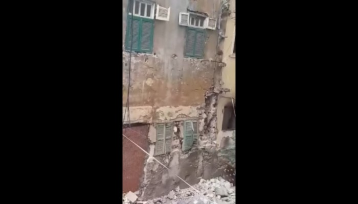 وسط فزع ورعب الجيران.. انهيار عقار بمنطقة الجمرك بالإسكندرية