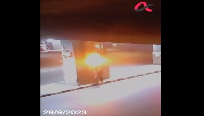 مجرد بداية: شابان يحرقان صورة للسيسي أمام حاجز للشرطة بالقاهرة