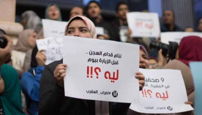 الإضراب عن الطعام يتسع بالسجون.. والانقلاب "ودن من طين"