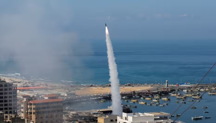 "وكأنه فيلم".. فلسطينيون و"إسرائيليون" يصفون هجوم حماس ورد الاحتلال