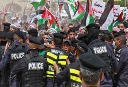 الاحتلال يقمع التظاهر دعما لغزة في الأقصى والضفة و"الأمن" يمنعه في مصر والأردن