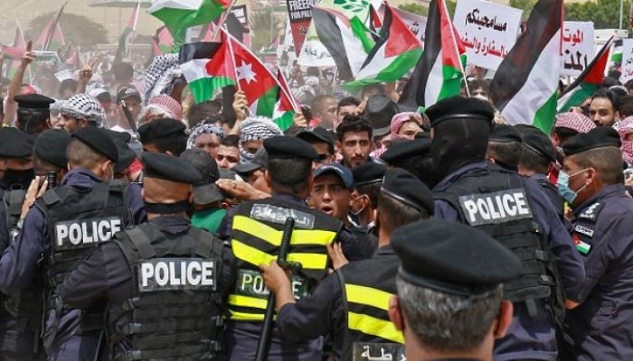 الاحتلال يقمع التظاهر دعما لغزة في الأقصى والضفة و"الأمن" يمنعه في مصر والأردن