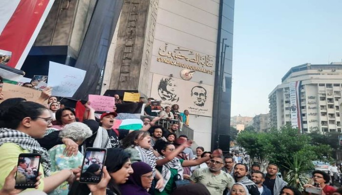 وقفة أمام نقابة الصحفيين تطالب بفتح الحدود وإلغاء كامب ديفيد
