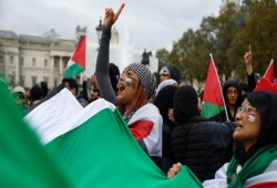 "حرروا فلسطين".. 100 ألف متظاهر يجوبون لندن تضامنًا مع غزة (فيديو)