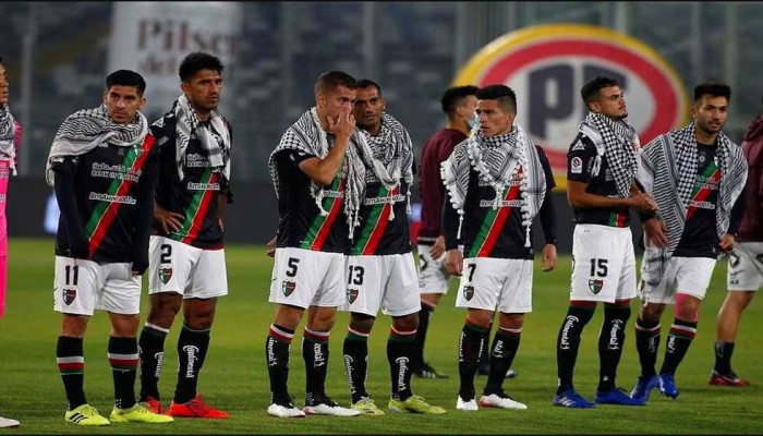 بالستينو التشيلي يحاضر لاعبيه حول تاريخ فلسطين ومعاناة غزة