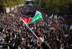 مظاهرة في باريس تطالب بوقف العدوان الإسرائيلي على غزة