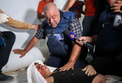 "ينتقمون منا في أولادنا".. استشهاد زوجة وابني الإعلامي الفلسطيني وائل الدحدوح (فليخسأ الاحتلال)