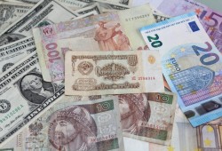 تعرف على أسعار العملات في البنوك والسوق الموازي