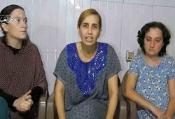 3 أسيرات إسرائيليات يتهمن نتنياهو بالفشل وعائلاتهن تعقد مؤتمرا صحفيا الليلة