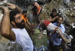 بسبب نقص الإمكانات.. الدفاع المدني في غزة يضطر إلى ترك مئات الضحايا تحت الأنقاض