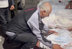 مسنّ فلسطيني يحمّل حفيده الشهيد رسالة إلى النبي محمد