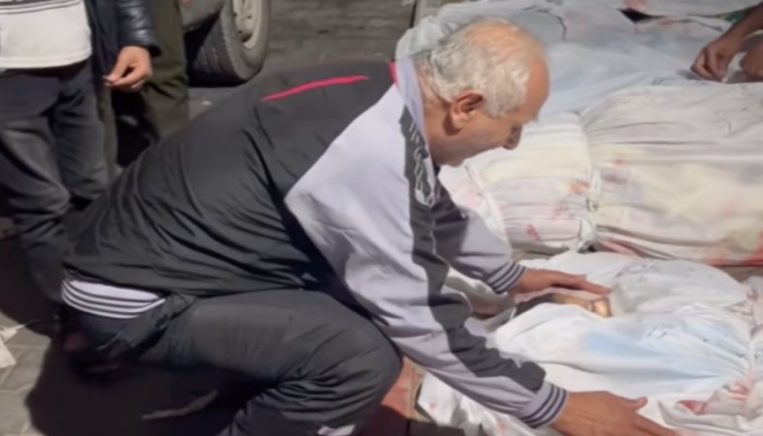 مسنّ فلسطيني يحمّل حفيده الشهيد رسالة إلى النبي محمد