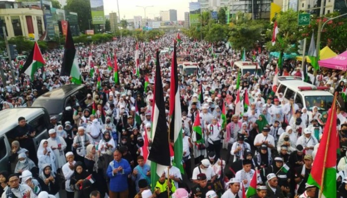 مئات الآلاف يدعمون غزة في إندونيسيا ومظاهرات إسرائيلية تطالب بتنفيذ صفقة الأسرى