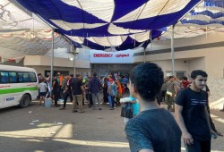 عشرات الجثث مكدسة أمامها.. 34 شهيدا من المرضى والأطفال في مستشفى الشفاء