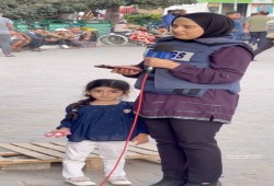 مراسلة للجزيرة مباشر تعتني بطفلتها أثناء تغطية حرب غزة