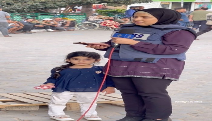 مراسلة للجزيرة مباشر تعتني بطفلتها أثناء تغطية حرب غزة