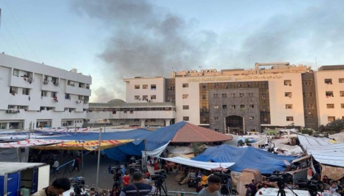 طبيب من قلب حصار مستشفى الشفاء: وضعنا مأساوي والكلاب تنهش لحوم موتانا
