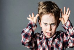 طفلك يغضب ويشتم.. كيف تقوم بتعديل سلوك أبنائك؟