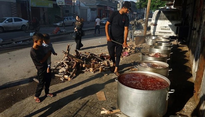 مشاهد مأساوية.. أهل غزة يحرقون الملابس والأثاث لطبخ طعامهم (تقرير)
