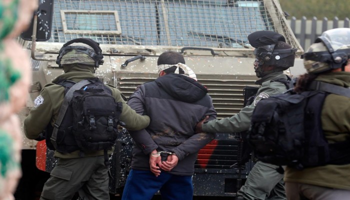 انتهاكات متواصلة للأسرى الفلسطينيين في سجون إسرائيل.. حقائق وأرقام (تقرير)