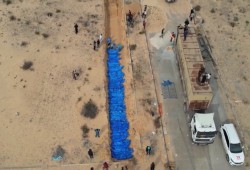 المجازر مستمرة.. الفلسطينيون يدفنون عشرات الشهداء معا بغزة