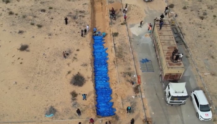 المجازر مستمرة.. الفلسطينيون يدفنون عشرات الشهداء معا بغزة