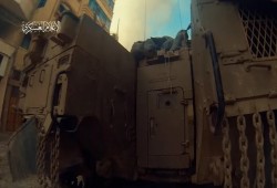 من مسافة صفر.. "القسام" تنشر مقاطع جديدة لإعطاب دبابات واشتباك مع جنود بغزة (فيديو)