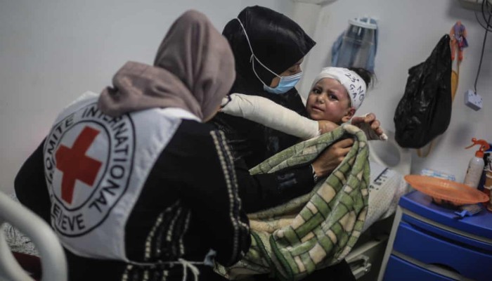 الأطباء في غزة مضطرون إلى الاختيار بين من يتلقى الرعاية ومن يموت!