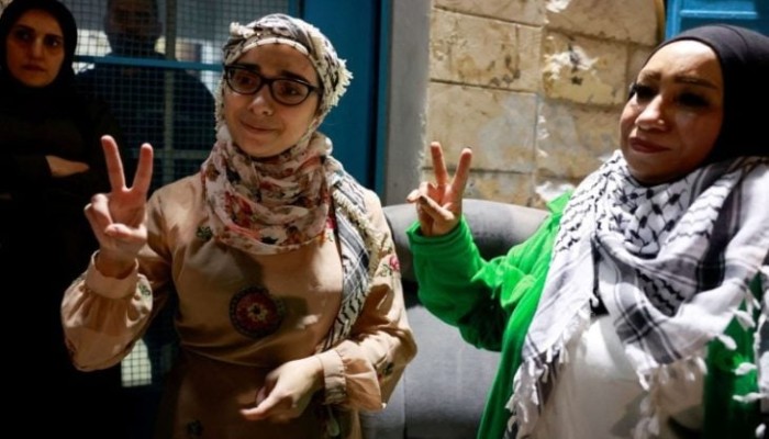 أسيرات محررات: عانينا الجوع والعطش والإهانة ولولا المقاومة ما رأينا الحرية (تقرير)