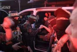 فيديو إطلاق "القسام" للأسرى يستحوذ على اهتمام عالمي