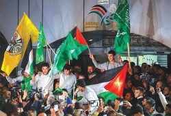 وسط أنباء عن تمديد الهدنة.. الاحتلال يفرج عن الأسرى بالدفعة الثالثة من صفقة التبادل